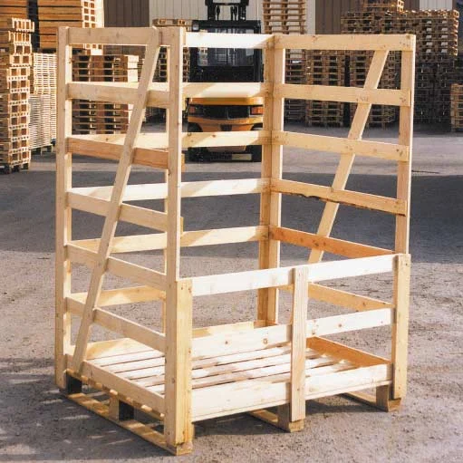 Box bois monté sur son socle palette, avec deux côtés à écharpe et un devant bas, sur le parc de l’atelier