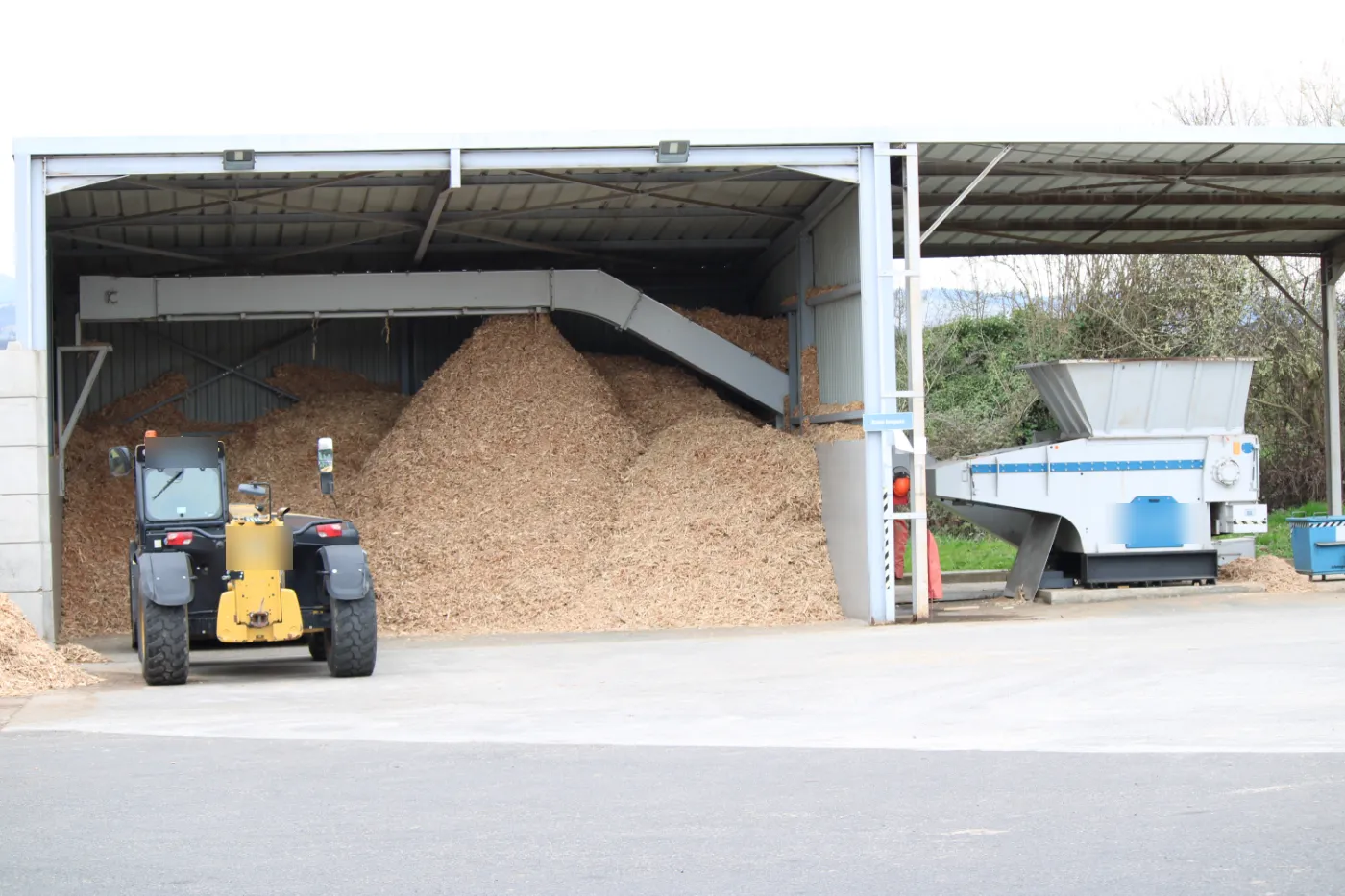 Hangar de stockage du broyat de bois et broyeur, sur la plateforme de Mâcon