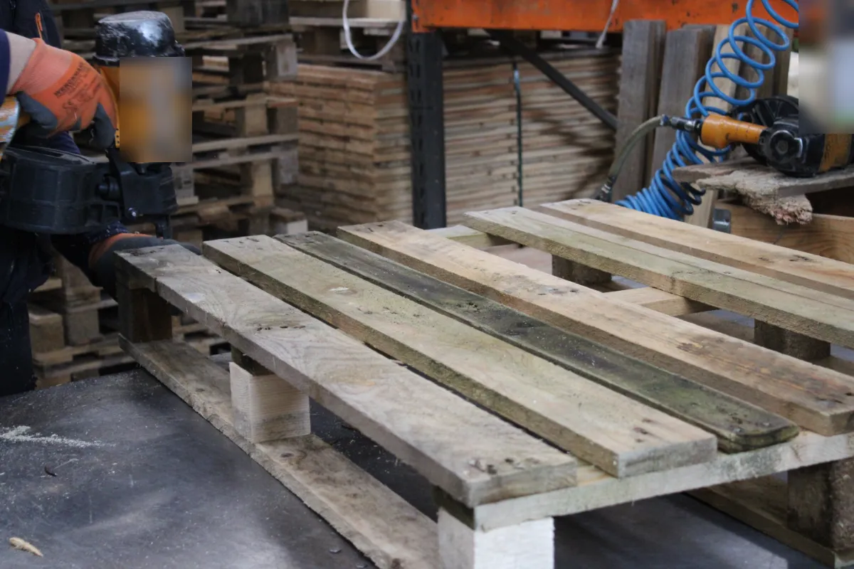 Clouage d’une palette bois à l’atelier avec une cloueuse pneumatique
