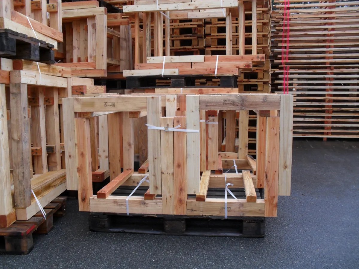 Emballage hors norme : châssis bois ouverts, faits sur mesure, cerclés sur leur palette et rangés sur le parc