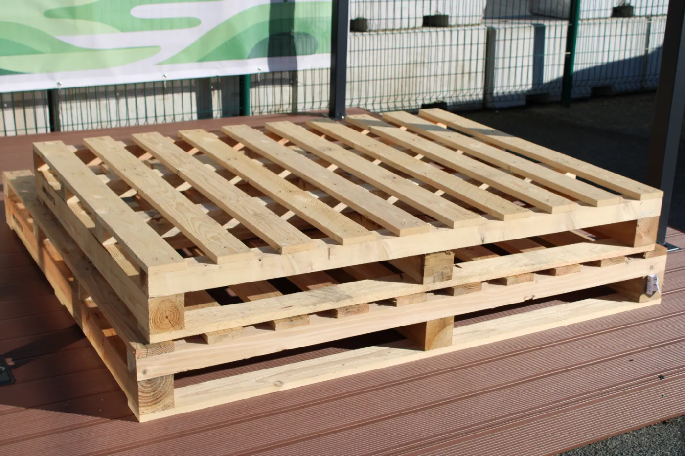 Palette renforcée en bois fabriquée par EBS, vue de trois quarts