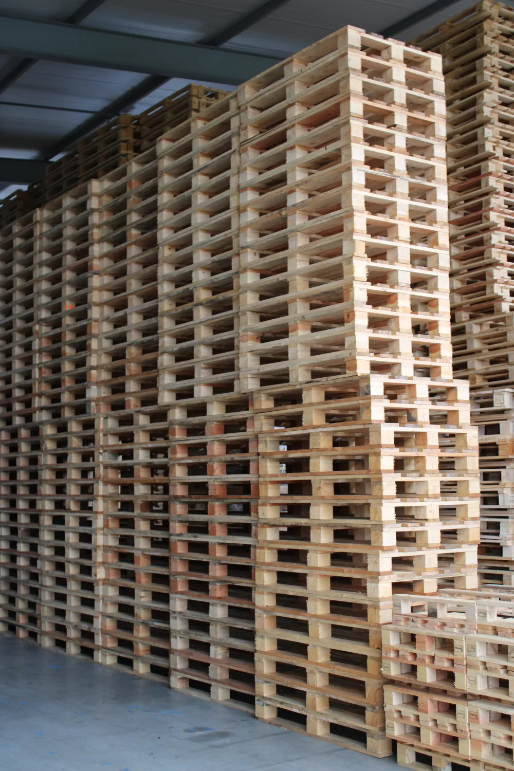 Palettes bois empilées dans un entrepôt