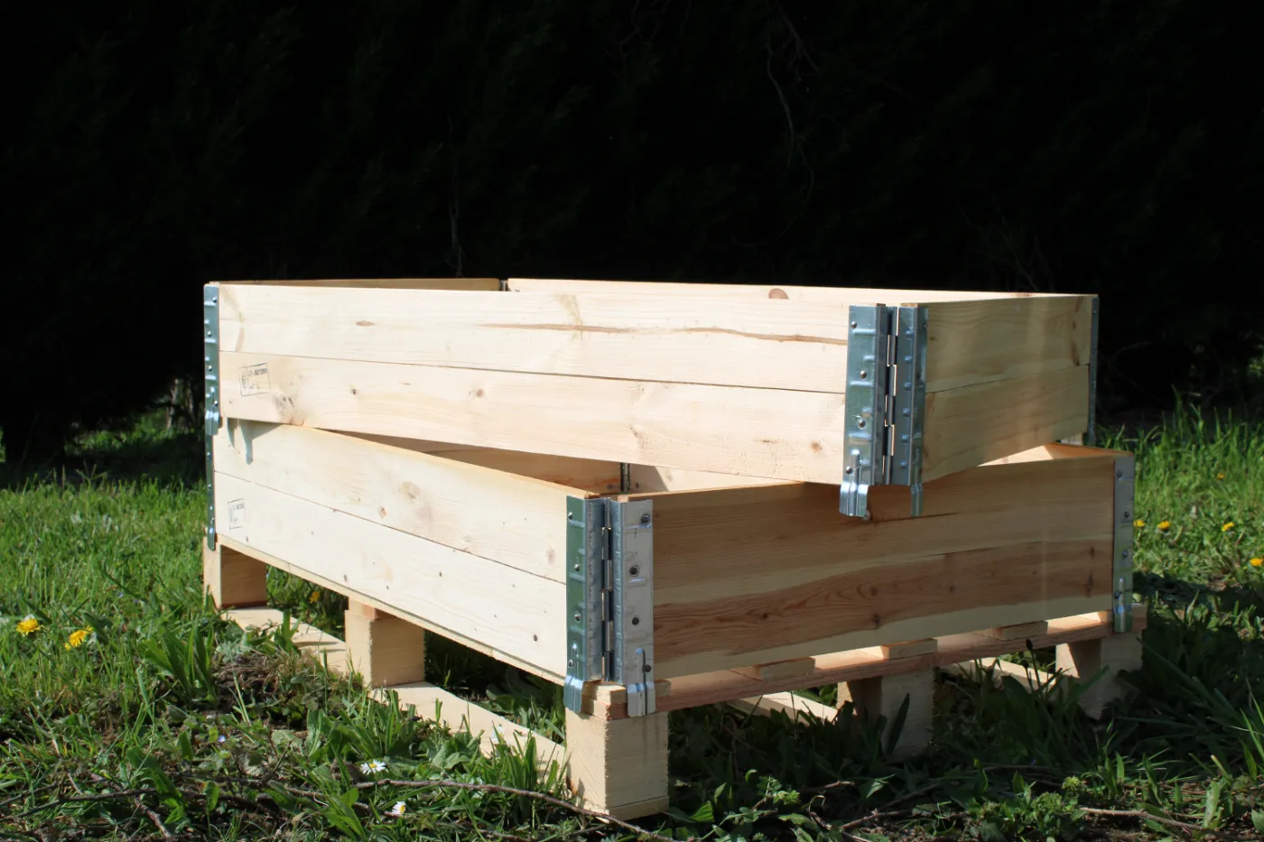 Deux rehausses de palette en bois empilées sur leur palette, charnières galvanisées