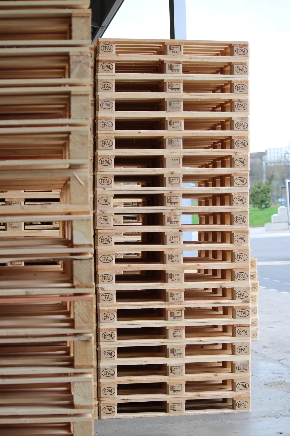 Pile de palettes EPAL, marquage EPAL dans l’ovale visible sur les dés